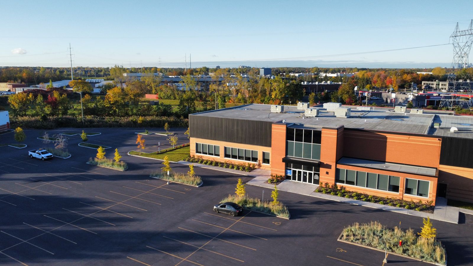 Le GMF-U des Montérégiennes à Boucherville et les arbres d'automne, vus du ciel