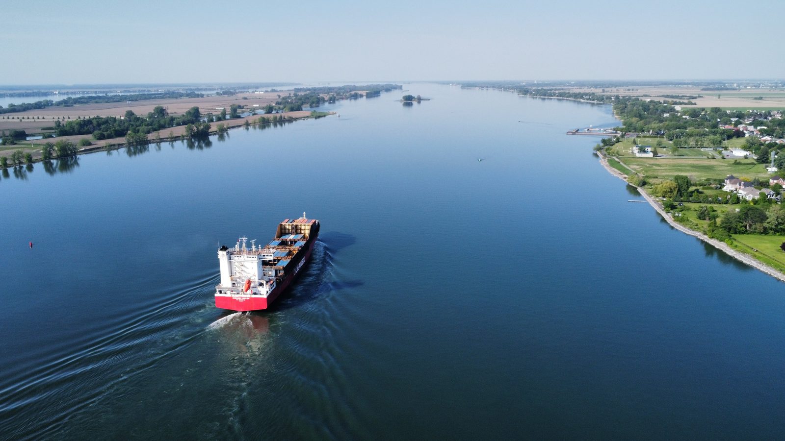 Le fleuve Saint-Laurent bordant la Montérégie, vu du ciel